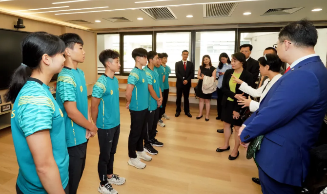 教练抽马致,骑手坠马受,俱乐部,香港赛马会主页,赛程安排,赛果查询,马匹资料,比赛分析