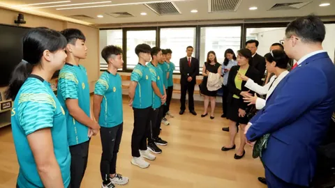 教练抽马致骑手坠马受伤！俱乐部：她拒戴护具